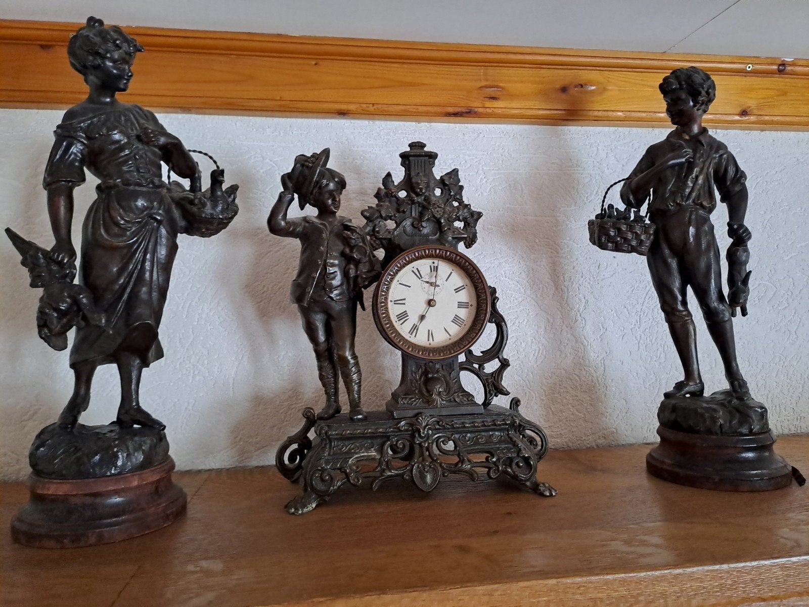 Antieke klok met beelden - Jager en jagerin, Ophalen