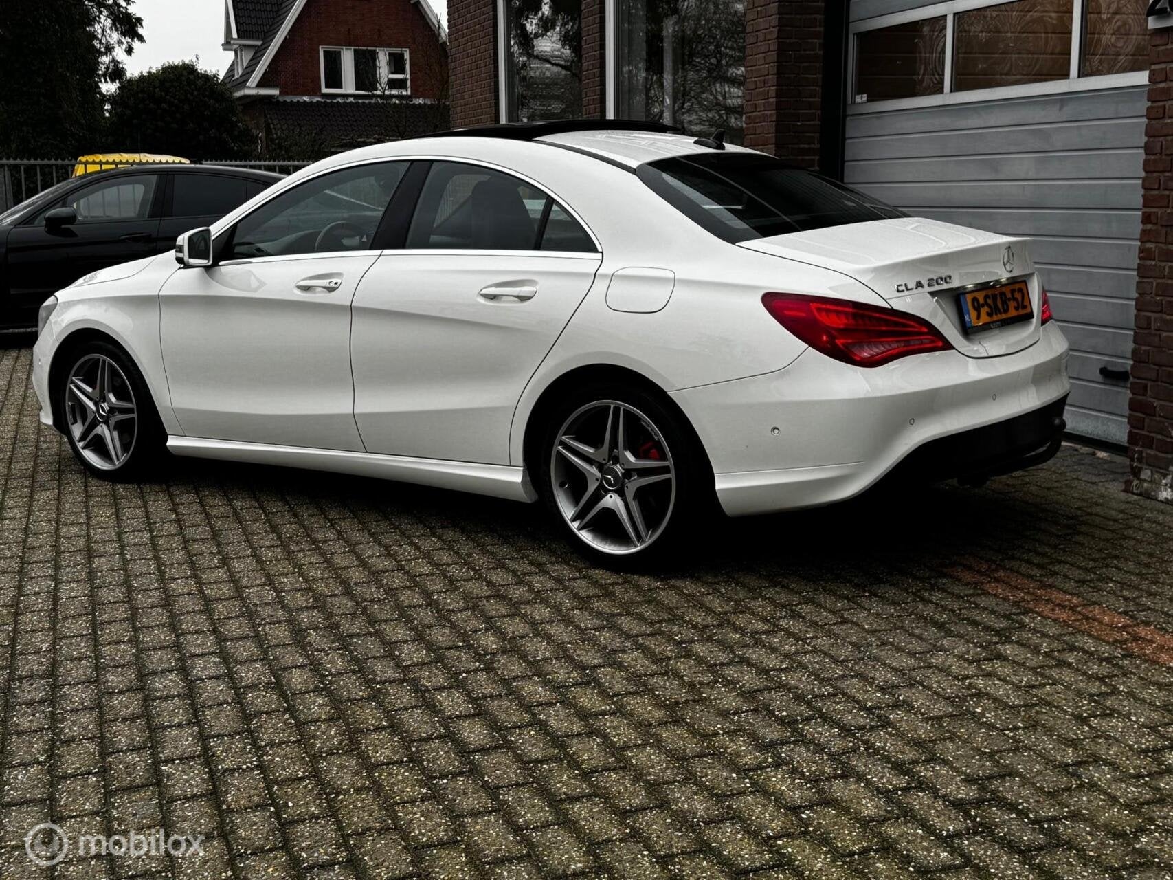 Mercedes CLA klasse 200 AUT LEDER/PANO/AIRCO/CRUISE/NAVI, Auto's, Gebruikt, Euro 6, 715 kg, Wit