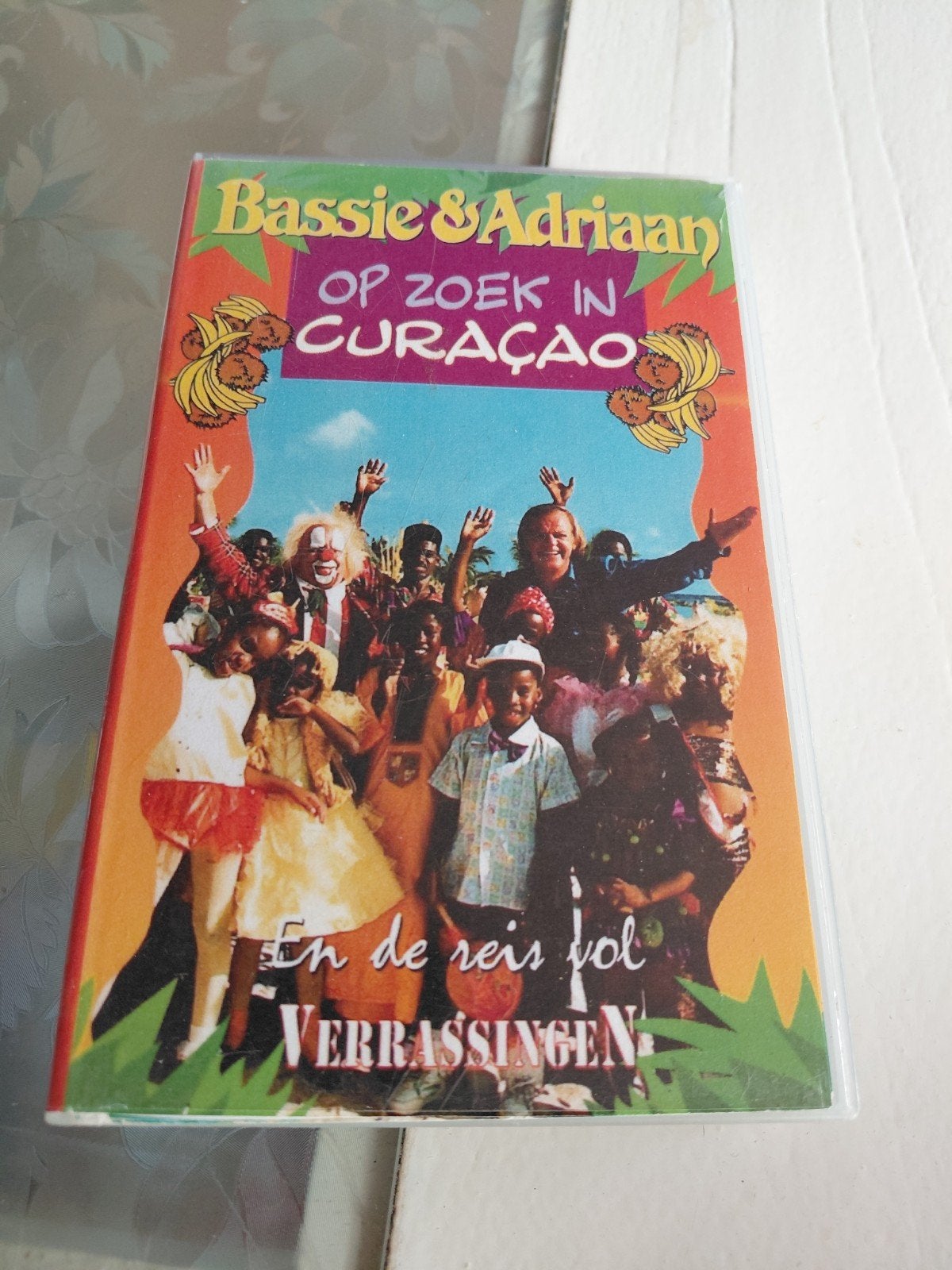 Bassie en Adriaan op zoek in Curaçao videoband #1 CNR., Cd's en Dvd's, Ophalen of Verzenden, Gebruikt, Kinderprogramma of -film