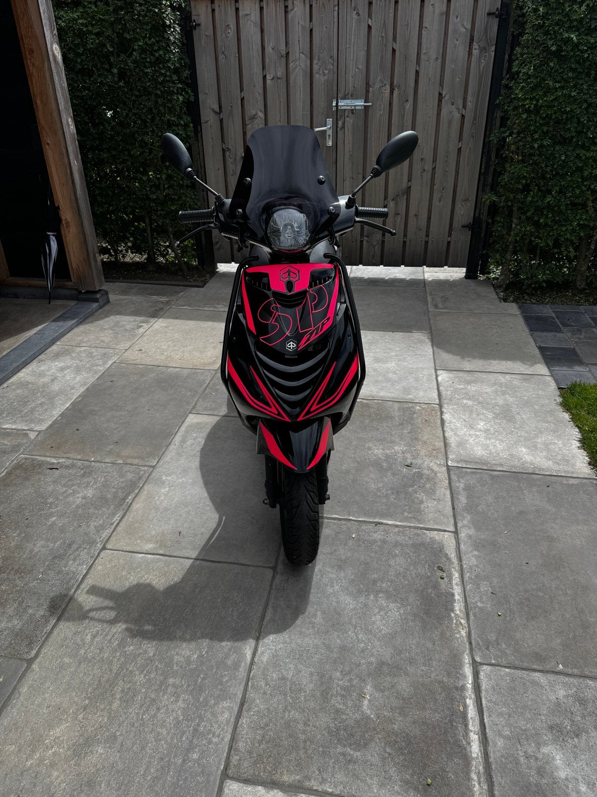 Piaggio Zip 4Takt IGET E5 - Zwart / Roze 2022, Fietsen en Brommers, Scooters | Piaggio, Ophalen, Gebruikt, Zip, Benzine
