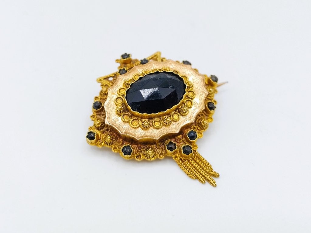 Gouden broche met gitten, klederdracht, 19e eeuws