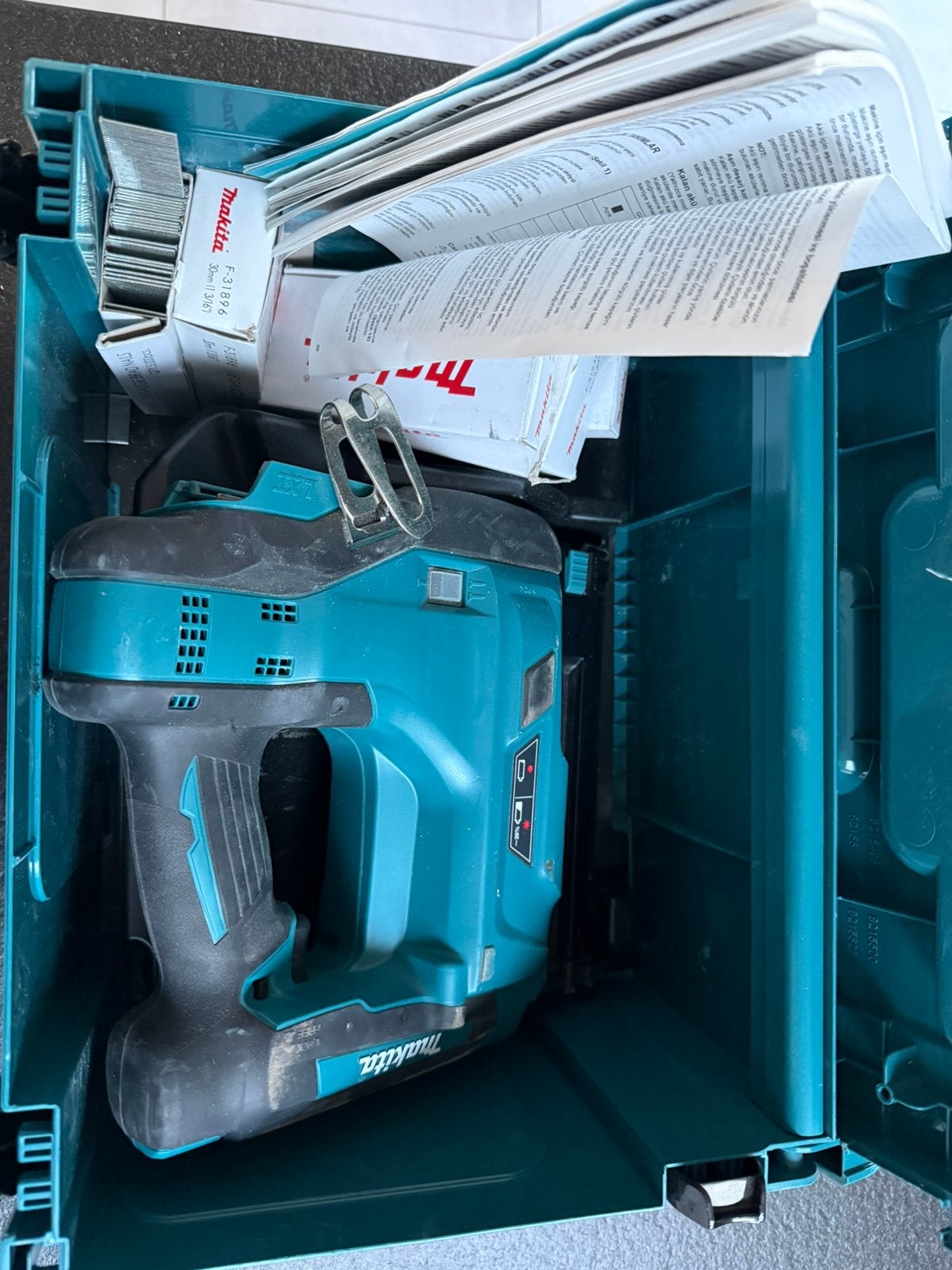 Makita DBN500 met koffer, Doe-het-zelf en Verbouw, Ophalen, Gebruikt