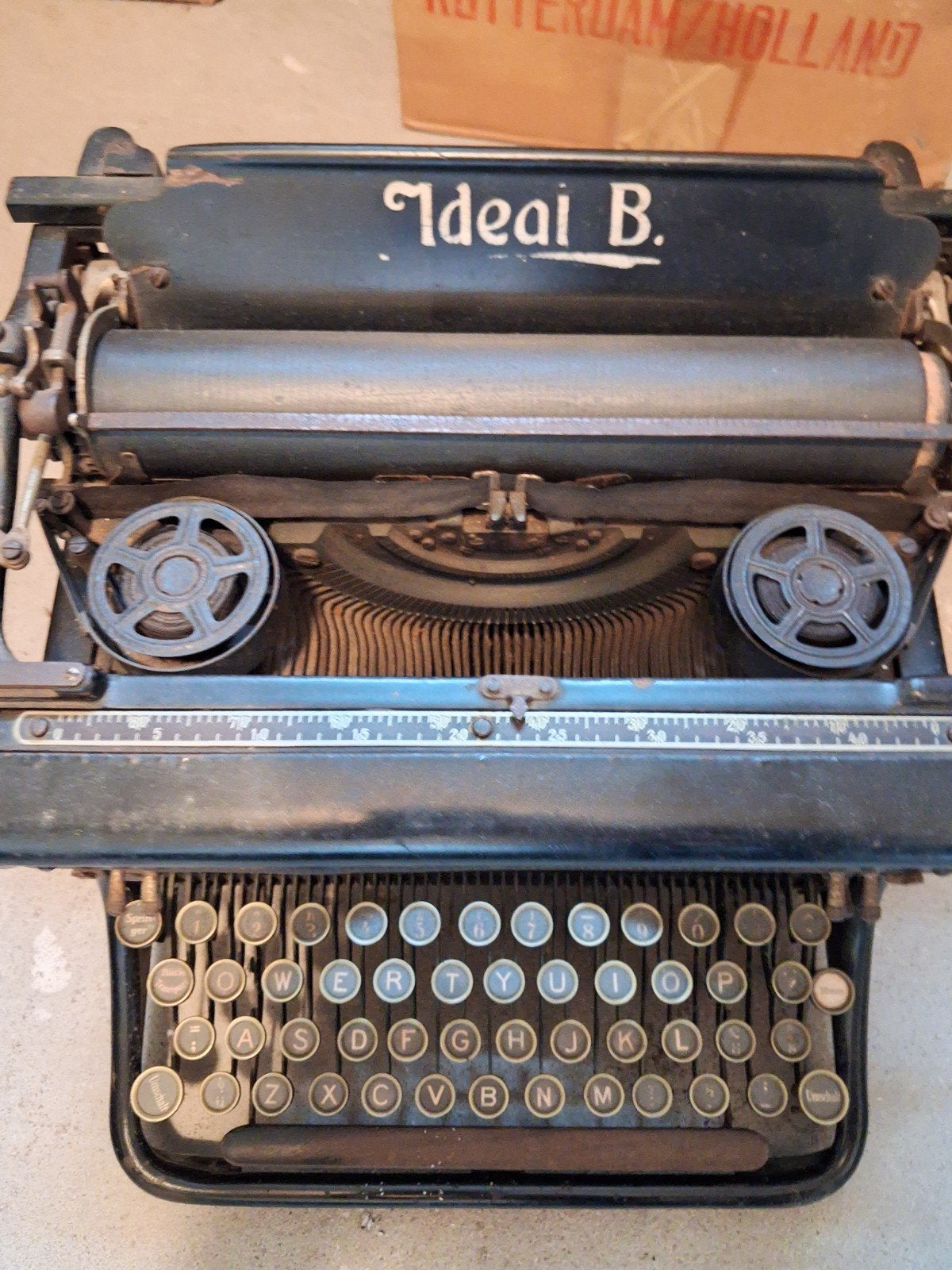 Antieke typemachine zie omschrijving, Ophalen