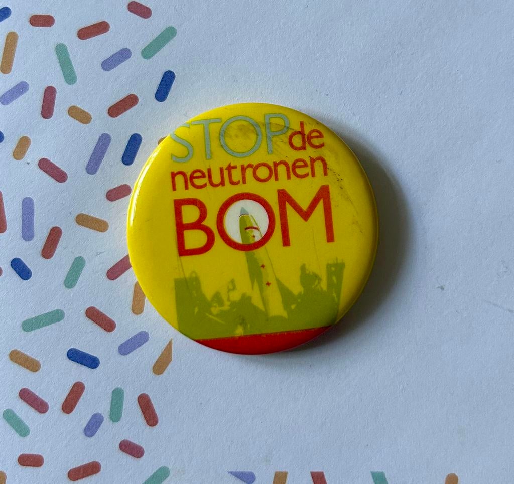 Stop de Neutronenbom Button Vintage Jaren 70 Hippie Provo, Ophalen of Verzenden, Zo goed als nieuw, Overige onderwerpen