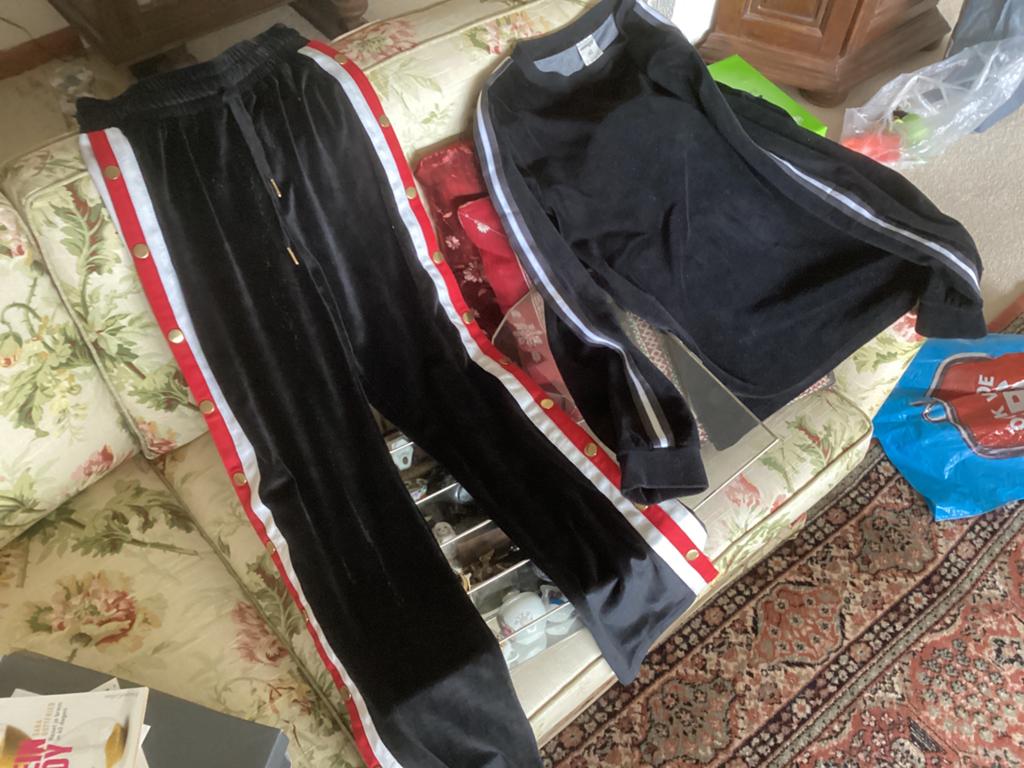 Trainingspak zwart velour lengte broek 1m en 2 cm, Ophalen of Verzenden, Zo goed als nieuw, Zwart, Overige typen