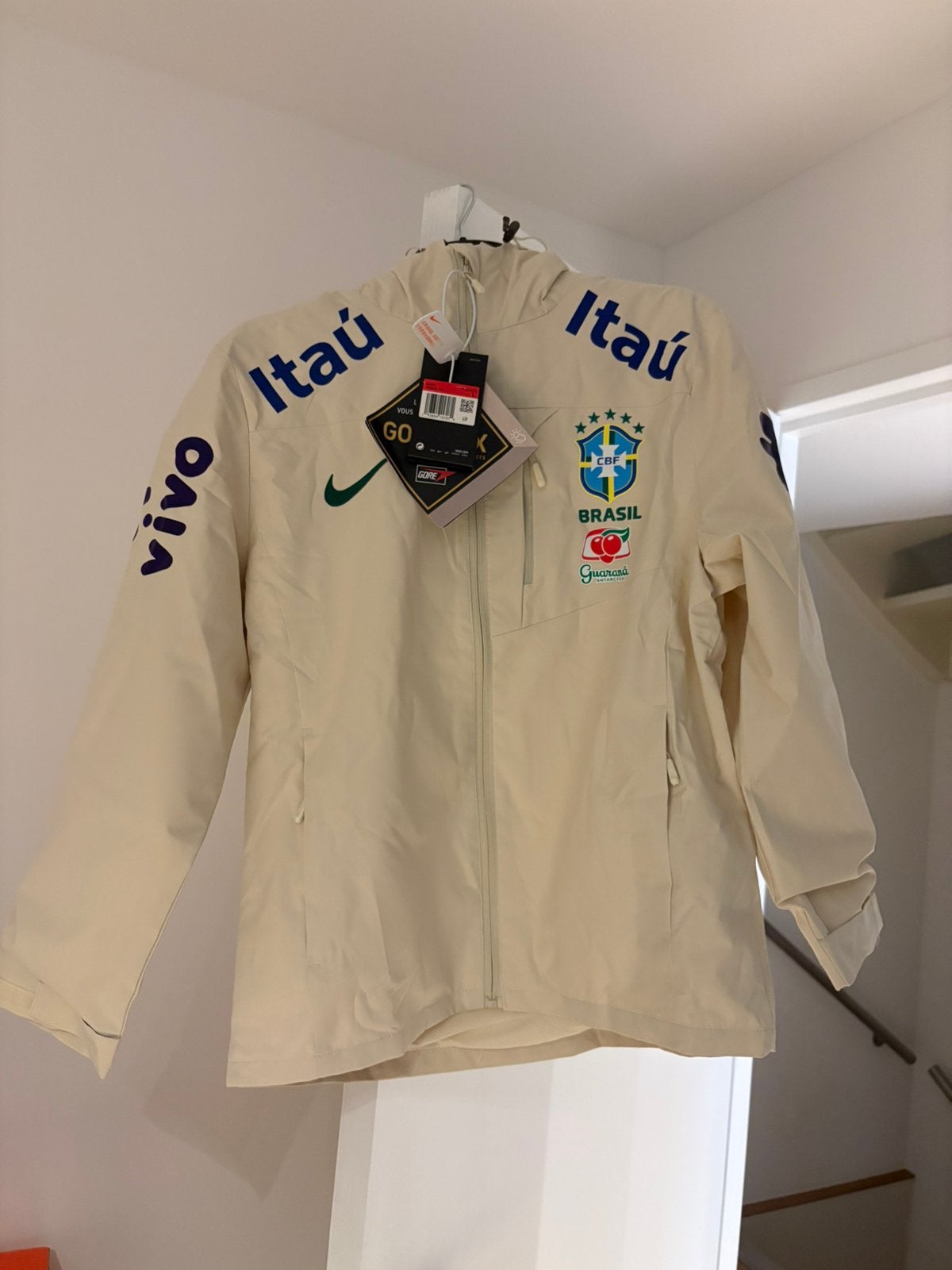Nike Brasil Gore-Tex Jas - Nieuw met labels, Ophalen of Verzenden, Nieuw, Maat 48/50 (M), Beige