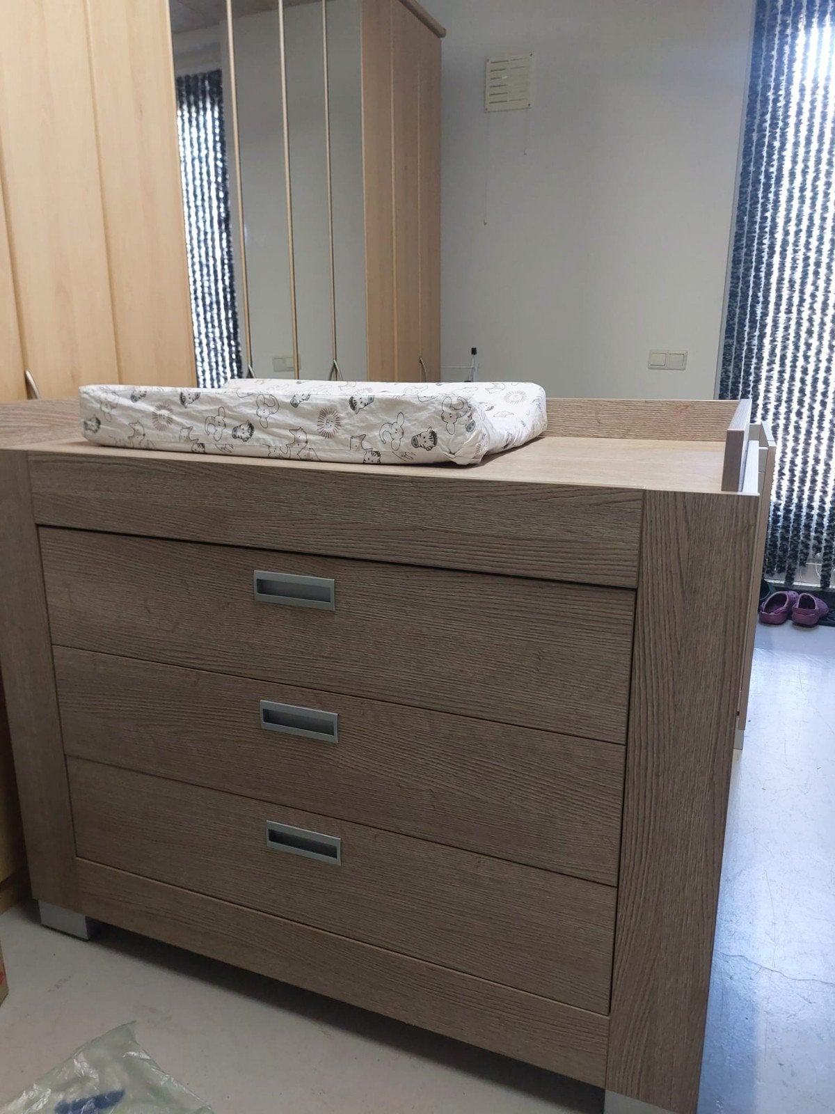 Babykamer set: Ledikant, boekenplank en Commode (licht hout), Ophalen, Gebruikt, Jongetje of Meisje
