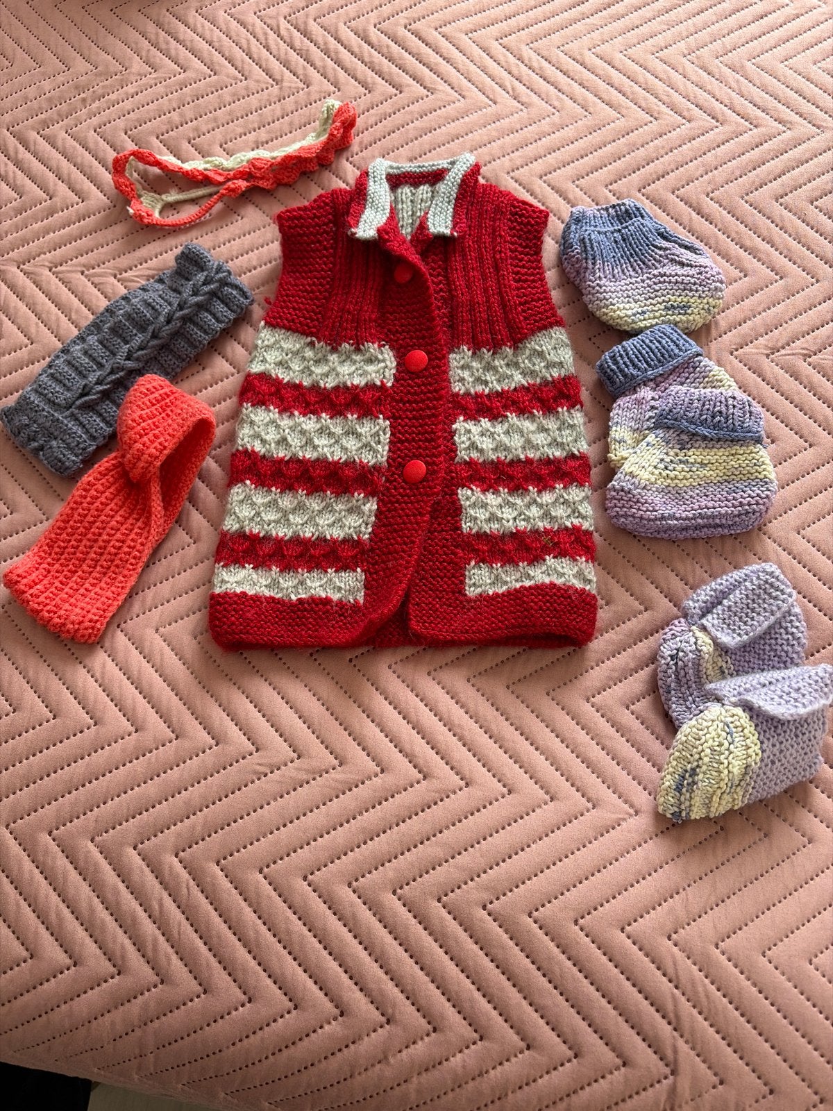 Handgebreide babykleding set: vestje, sjaal, wanten, slofjes, Ophalen of Verzenden, Zo goed als nieuw, Jongetje of Meisje
