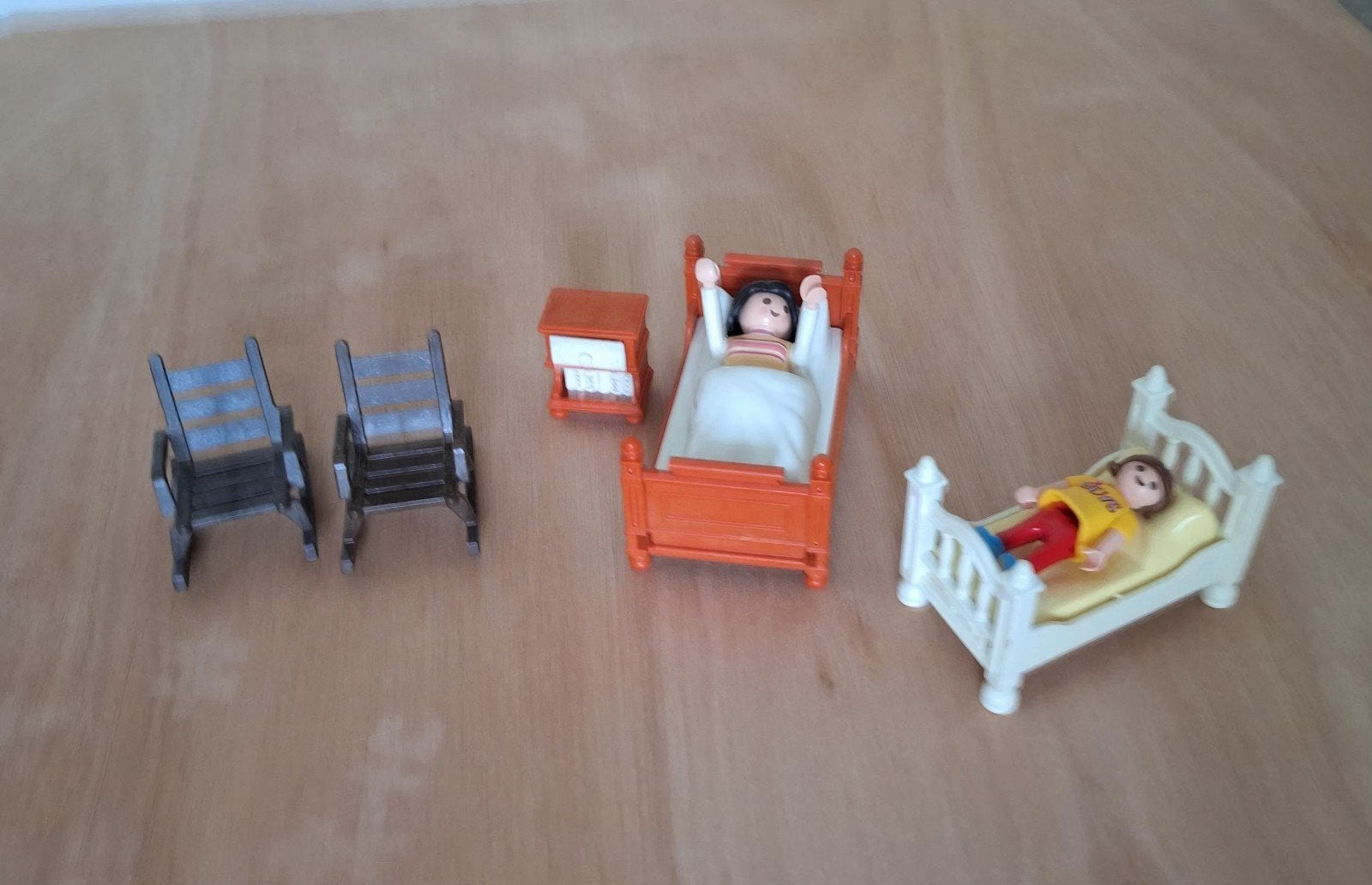 Playmobil  2 bed  2 schommelstoel 4 popjes 1 kastje, Ophalen of Verzenden, Gebruikt, Losse onderdelen, Overige typen