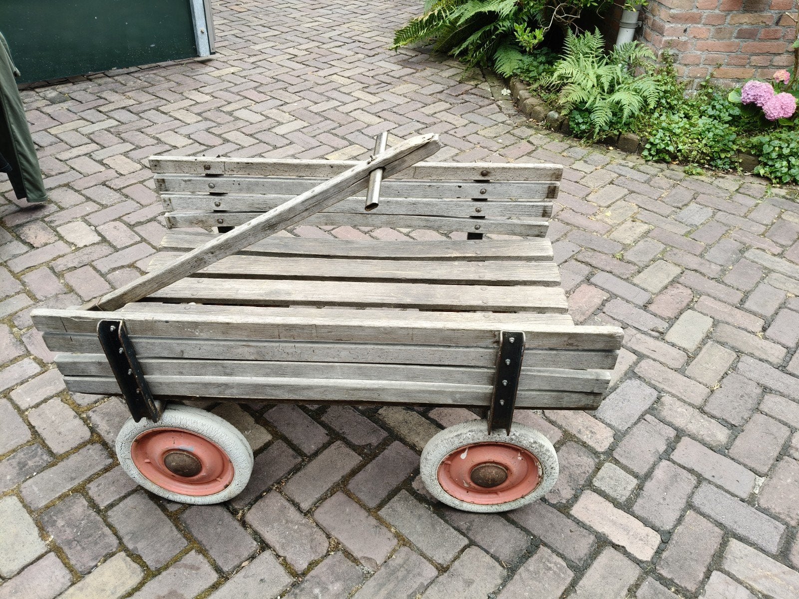 Houten bolderkar met rubberen wielen uit 1945, Ophalen, Gebruikt