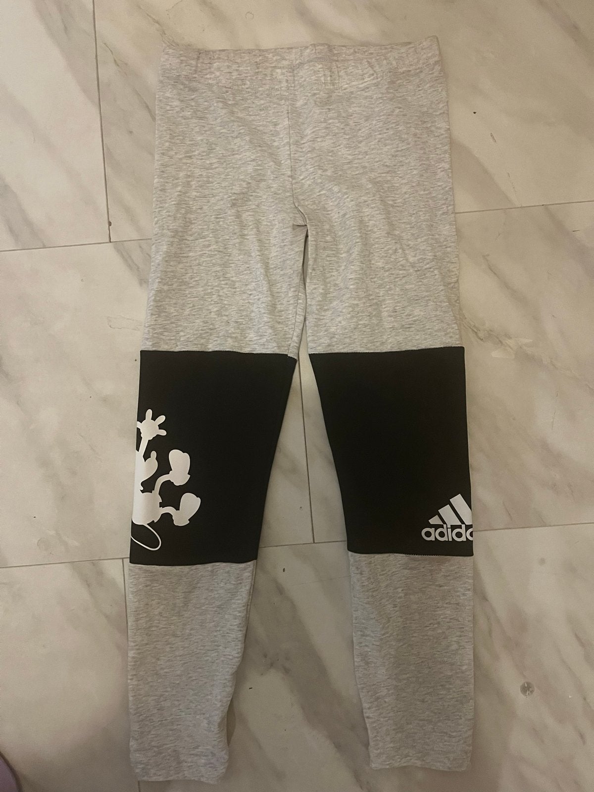 Adidas sport legging Mickey Mouse design maat 140 (S), Ophalen of Verzenden, Zo goed als nieuw, Meisje, Sport- of Zwemkleding