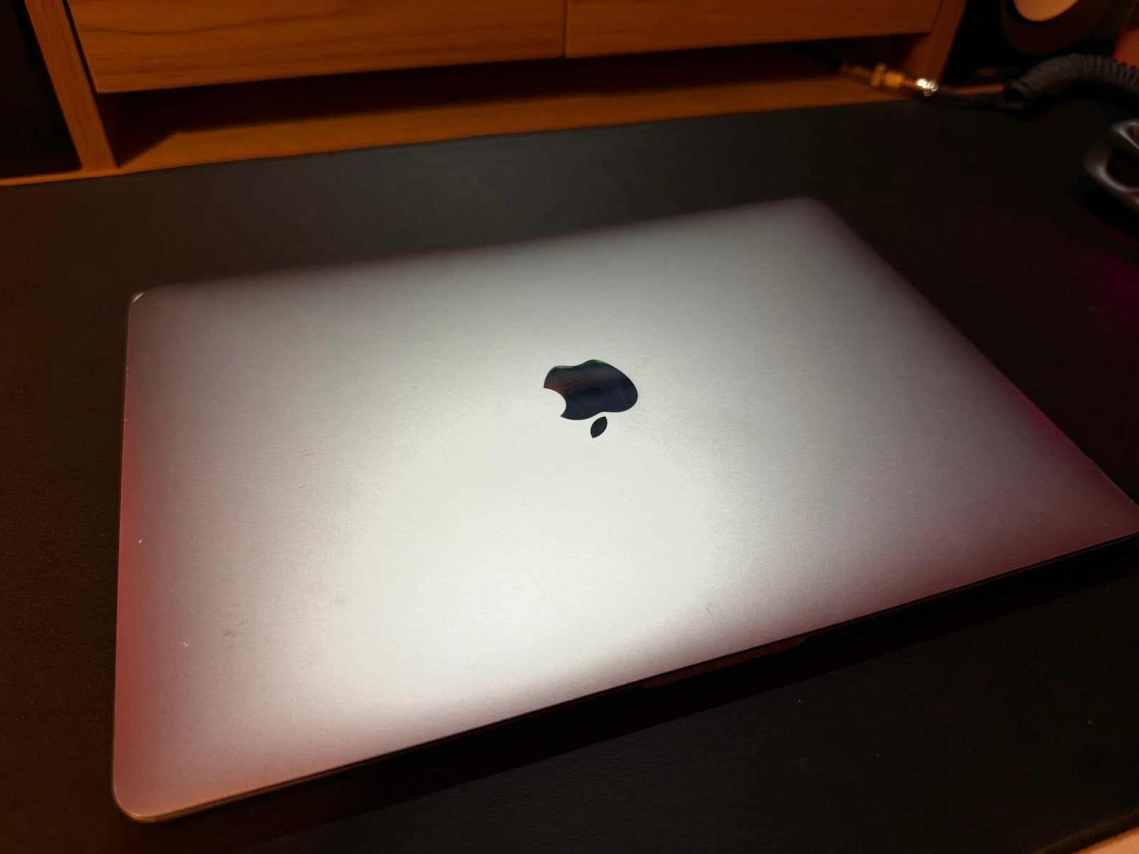 Foto 3 van MacBook Pro 13” 2018 i5 8GB 256GB + Oplader + Magic Mouse
