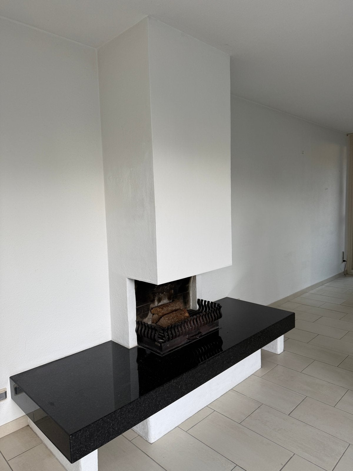Moderne inbouwhaard met zwart granieten plateau, Ophalen of Verzenden, Gebruikt, Inbouwhaard, Houthaard