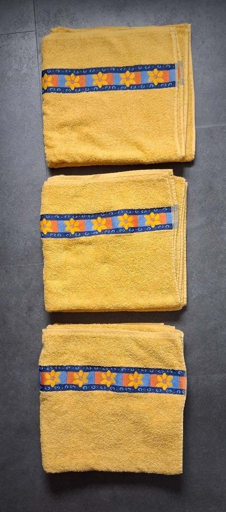 BADLAKEN / handdoek oker kleurig met sierranden. 3 stuks, Ophalen of Verzenden, Zo goed als nieuw, Overige kleuren, Badlaken