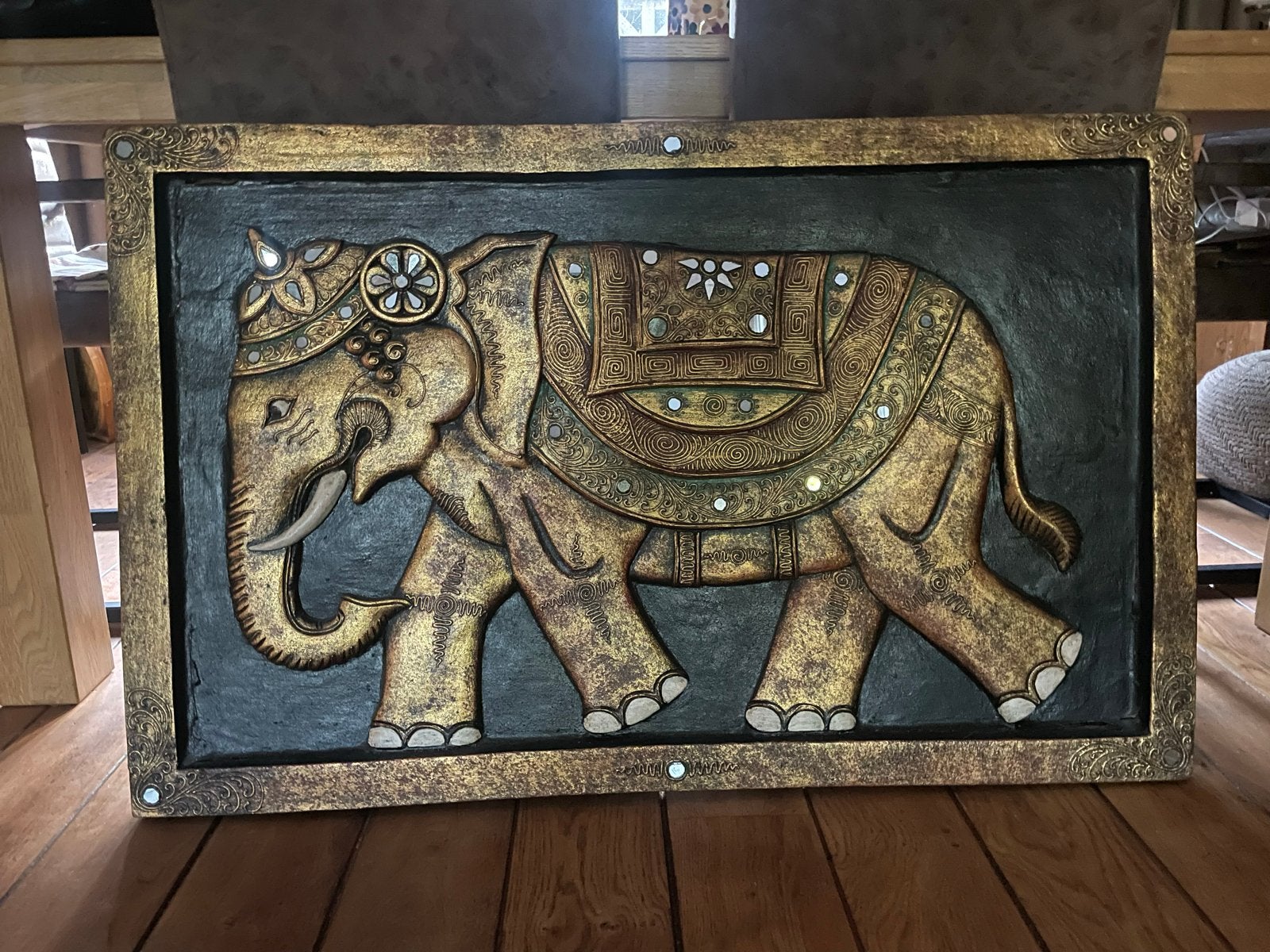 Vintage Aziatisch wandpaneel met olifant reliëf en spiegels, Antiek en Kunst, Wanddecoratie, Goud, Overige herkomsten, Ophalen