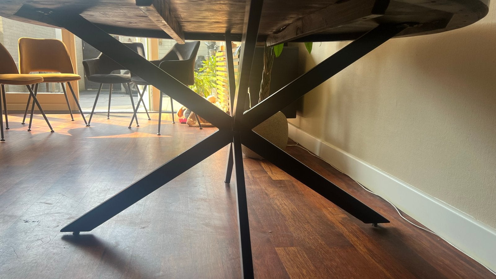 Massief houten tafel (140 cm) met 4 Riverdale stoelen, Ophalen, Gebruikt, 100 tot 150 cm, Rond