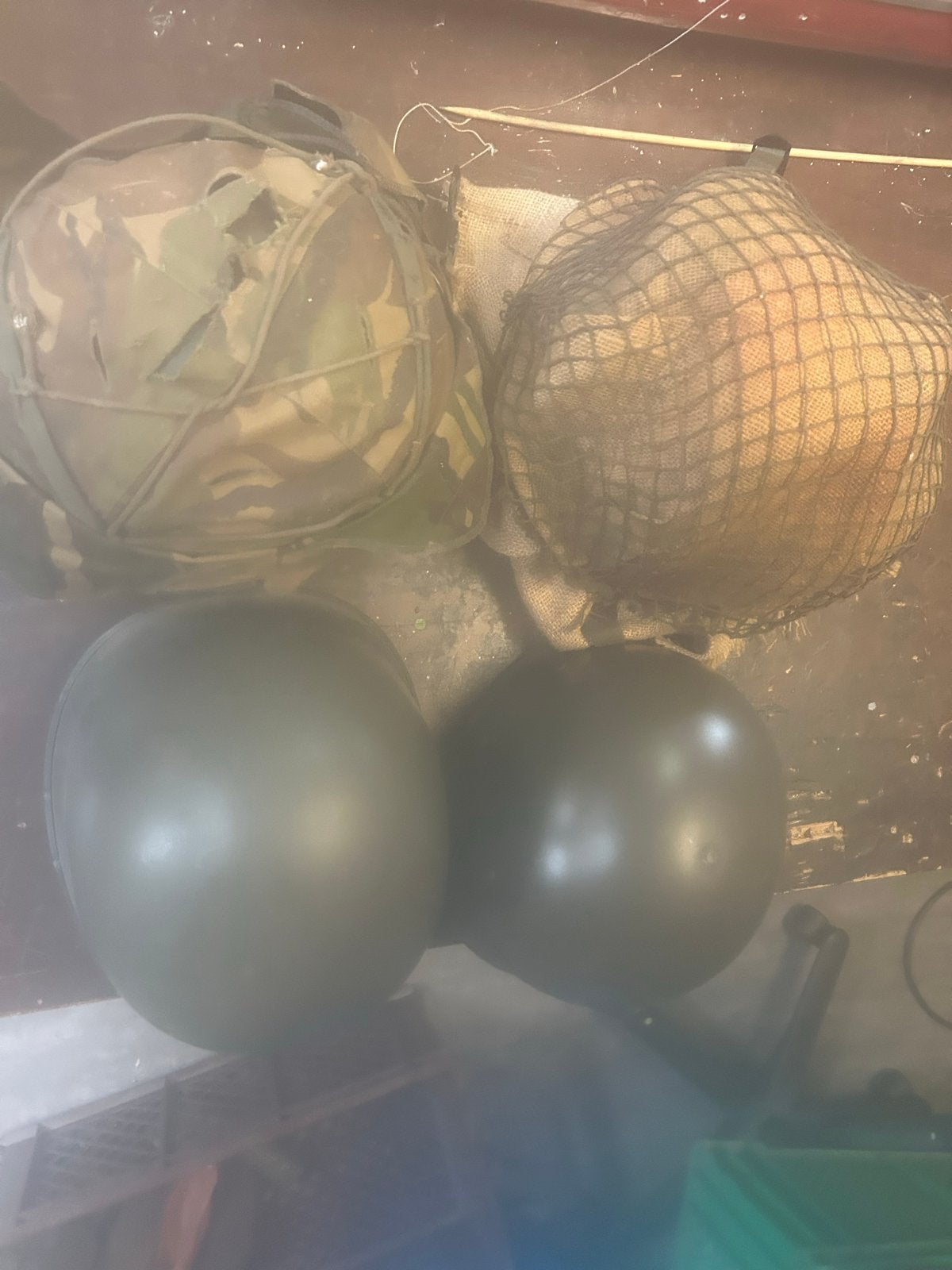 3 Stalen Helmen met Binnenhelm en 1 Losse Binnenhelm, Ophalen of Verzenden, Landmacht, Overige gebieden, Helm of Baret
