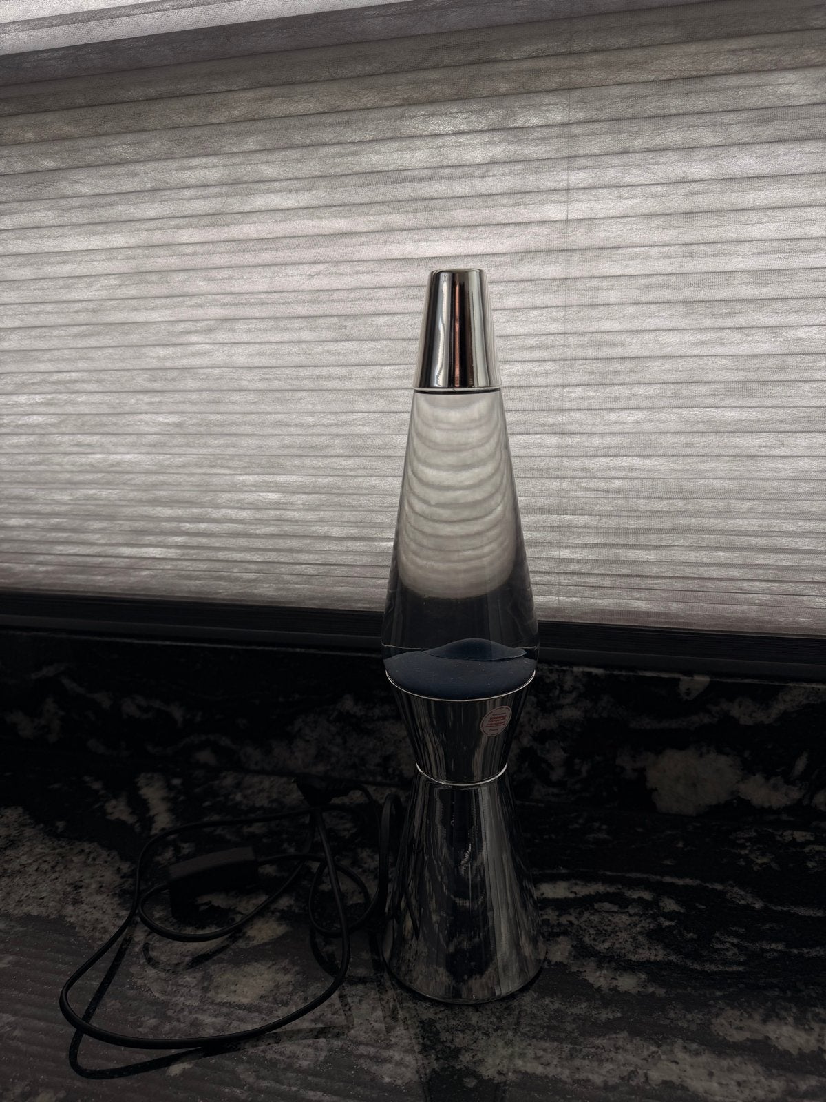 Zwarte lavalamp met chrome details, Ophalen of Verzenden, Zo goed als nieuw, Metaal, Zwart