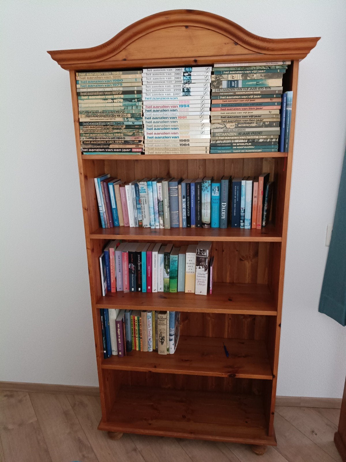 Mooie grenen boekenkast met kuif en bolle pootjes, Huis en Inrichting, Ophalen, Met plank(en), Gebruikt, 50 tot 100 cm