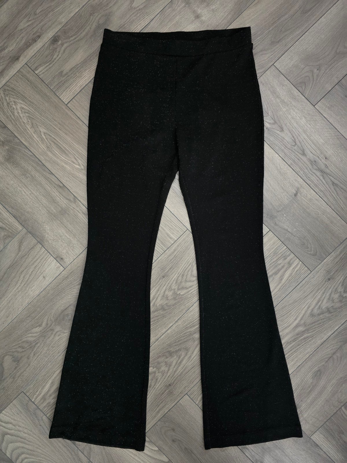 Hema Zwarte Glitter Flared Broek Maat M, Zwart, Ophalen of Verzenden, Zo goed als nieuw, Lang