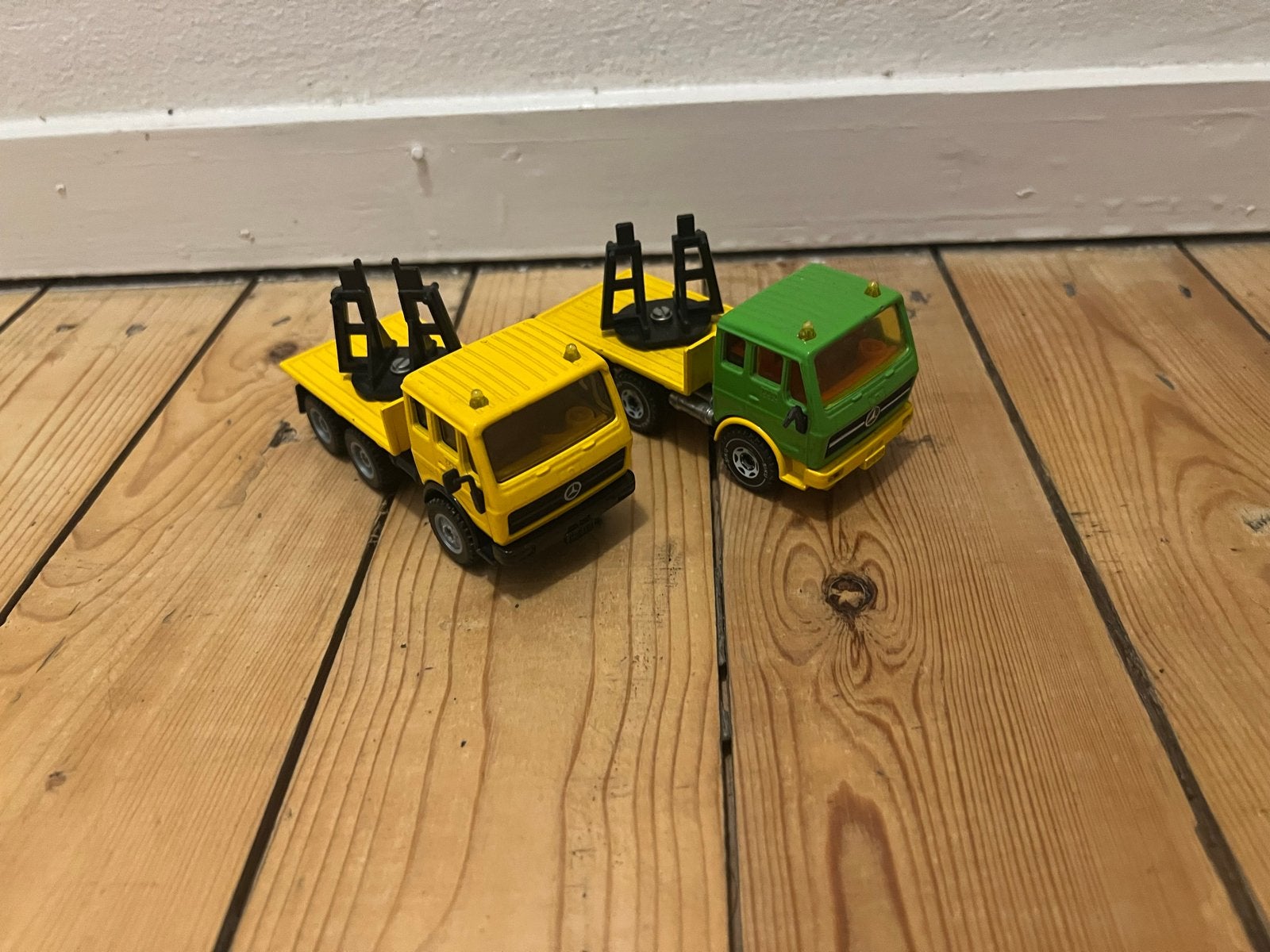 2x Siku Mercedes-Benz vrachtwagens, Ophalen of Verzenden, Zo goed als nieuw