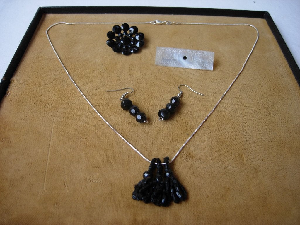 LOT VERSCHILLENDE SIERADEN., Verzenden, Overige materialen, Overige typen, Met edelsteen