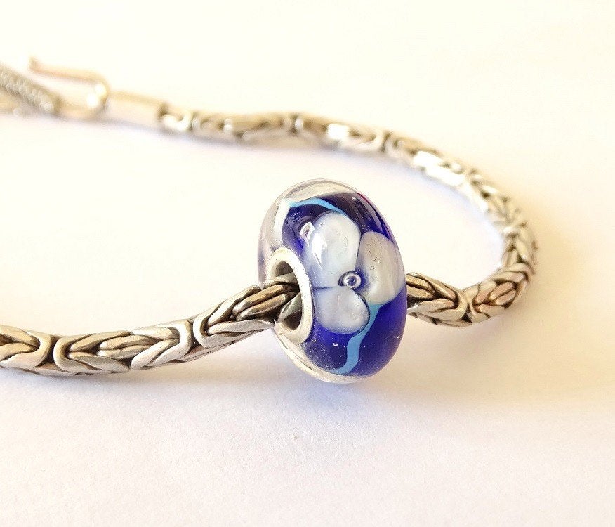 Handgemaakte donkerblauwe lampwork glasbedel met bloemen 925, Sieraden, Tassen en Uiterlijk, Bedels, Glas of Kristal, Pandora