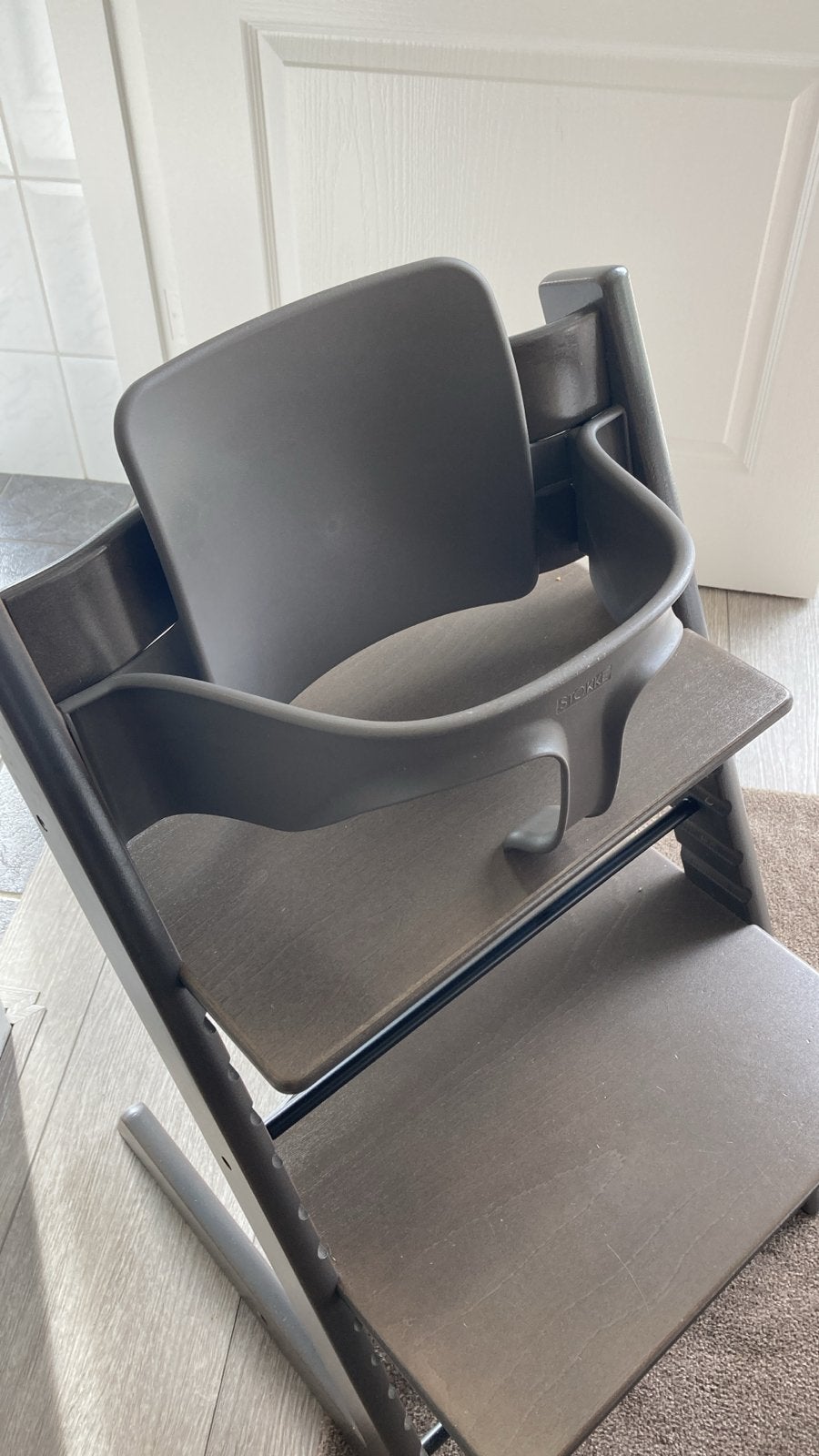 Stokke Tripp Trapp Zitverkleiner Taupe/Grijs, Kinderen en Baby's, Kinderstoelen, Ophalen, Gebruikt, Meegroeistoel, Stoelverkleiner