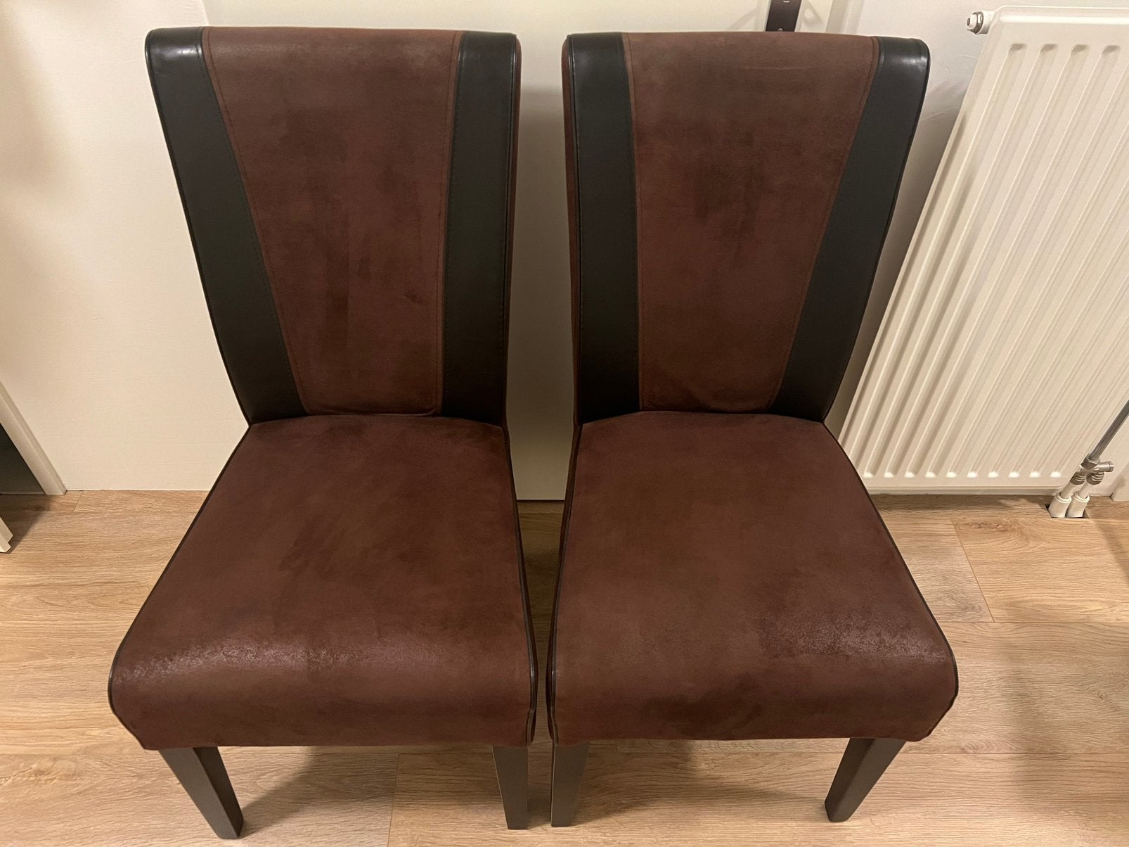 2 eetkamerstoelen stoelen nubuck / suède, Huis en Inrichting, Ophalen, Gebruikt, Bruin, Twee