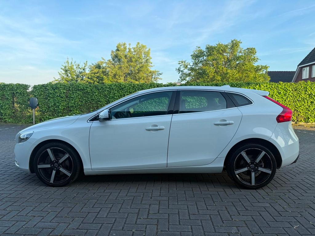 Volvo V40 2.0 D4 Summum Business Airco Cruise PDC Leder Navi, Auto's, Volvo, Voorwielaandrijving, Euro 5, Gebruikt, Zwart