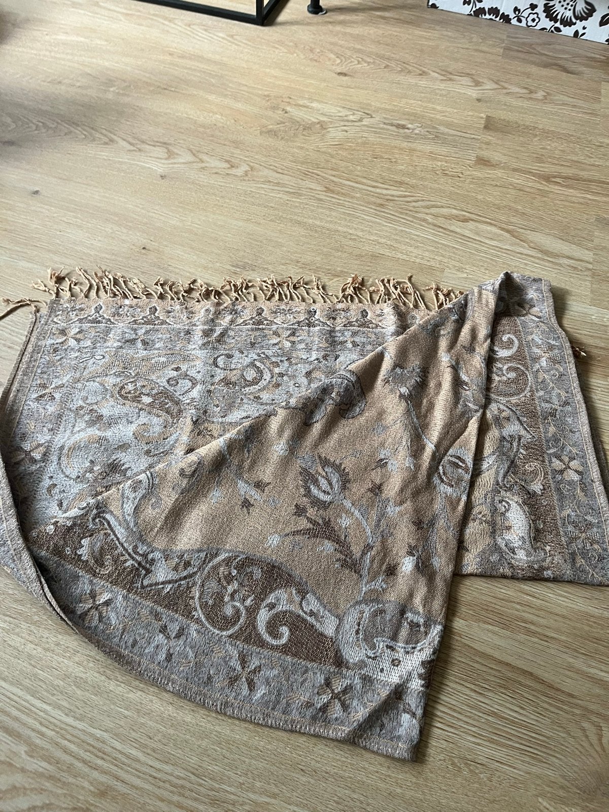 Mooie pashmina met patroon, Kleding | Dames, Ophalen of Verzenden, Zo goed als nieuw, Pashmina