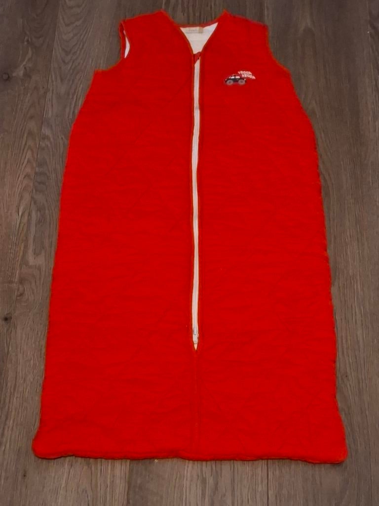 Rode slaapzak maat 90 met auto-opdruk, gebruikt, Ophalen of Verzenden, Gebruikt, 85 tot 100 cm, Slaapzak