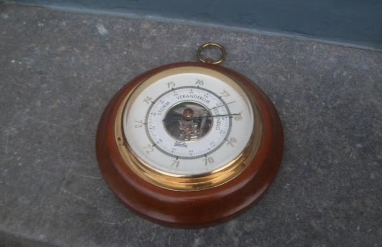 Ronde houten barometer / scheepsbarometer hout messing 15 cm, Ophalen of Verzenden, Gebruikt, Barometer