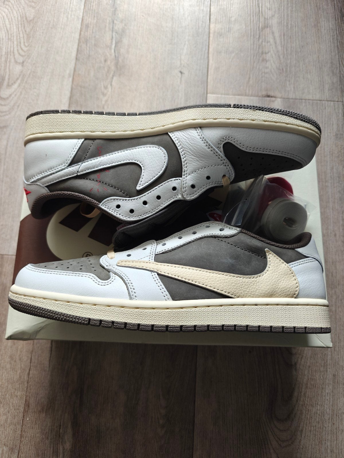 Travis Scott Reversed Mocha maat 44, Wit, Nike, Nieuw, Ophalen of Verzenden