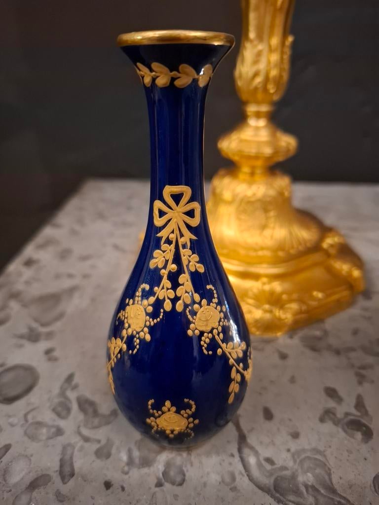Miniatuur Limoges Kobalt vaasje met 22 kt gouden decoratie, Antiek en Kunst, Antiek | Vazen, Ophalen