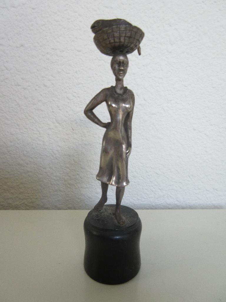 VINTAGE VERZILVERD BEELDJE ANTILLIAANSE VROUW MET VISMAND, Zilver, Minder dan 20 cm, Verzenden, Beeld