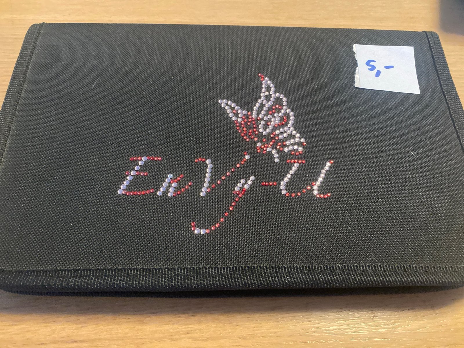 Zwart etui met vlinder en 'EnVy-U' opdruk, Ophalen of Verzenden, Nieuw, Zwart, Softcase