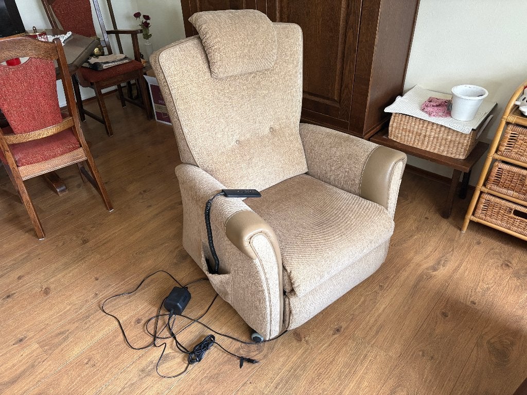 Stoffen relaxfauteuil merk Lusch in zeer goede staat, Ophalen, 75 tot 100 cm, Zo goed als nieuw, 75 tot 100 cm