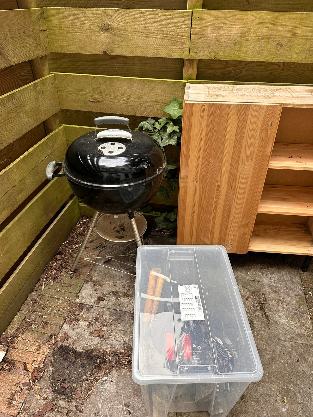 Weber bbq met kolenstarter en andere tools, Ophalen, Zo goed als nieuw