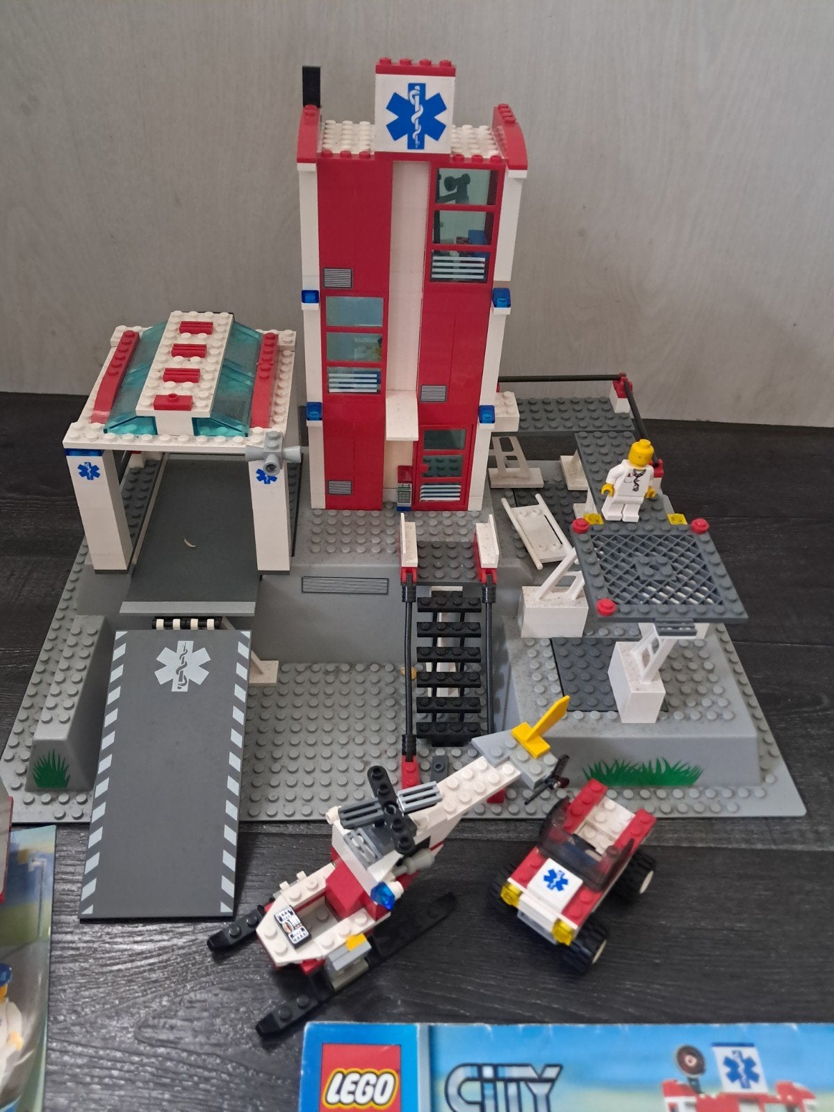 Lego ziekenhuis met 2 extra setjes, Ophalen of Verzenden, Zo goed als nieuw