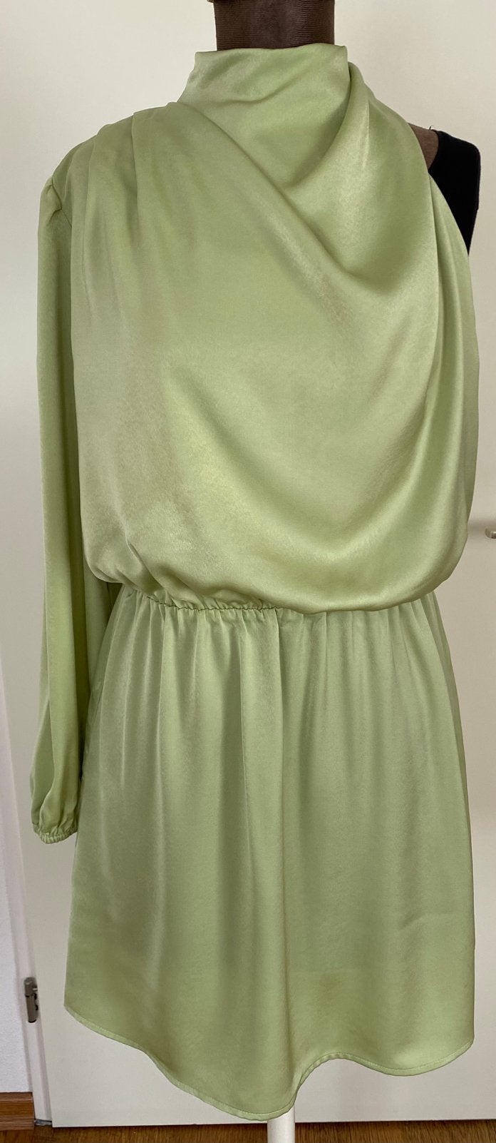 Elegante satijnen jurk - Lichtgroen/Pistache - Maat L, Maat 42/44 (L), Ophalen of Verzenden, Zo goed als nieuw, Boven de knie