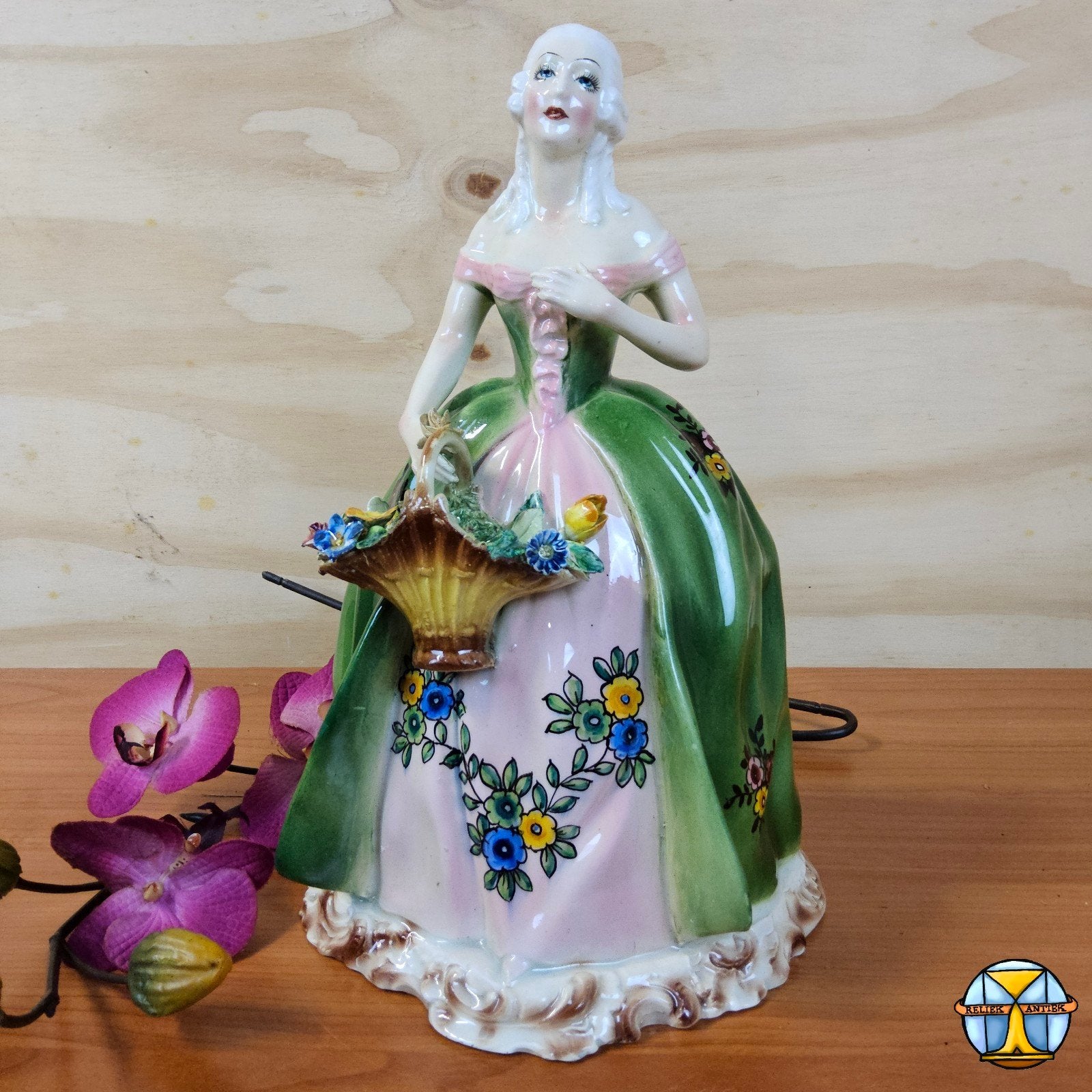 Antiek Itiliaans Porseleinen Rococo beeldje vrouw en bloemen, Ophalen of Verzenden