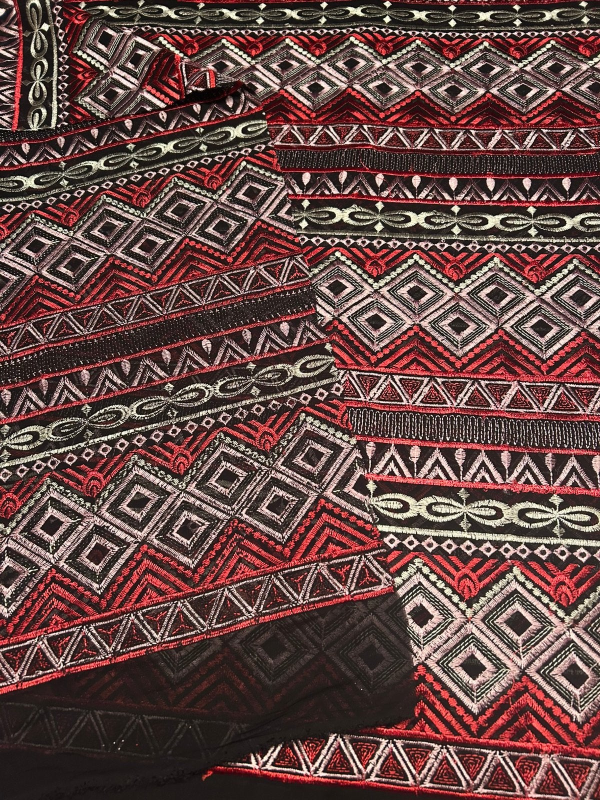 Restant stof loopgroep / 164 x 150 cm / rood - wit - zwart, Kleding | Dames, Ophalen of Verzenden, Zo goed als nieuw, Maat 34 (XS) of kleiner