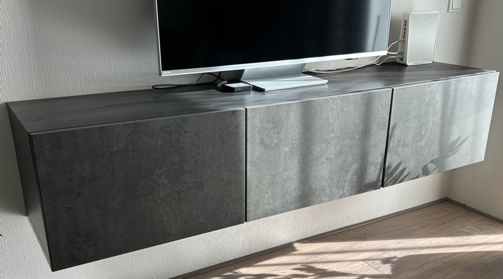 Hangend TV-meubel antraciet betonlook – 180 cm, Huis en Inrichting, Kasten | Televisiemeubels, Ophalen, Overige materialen, Gebruikt
