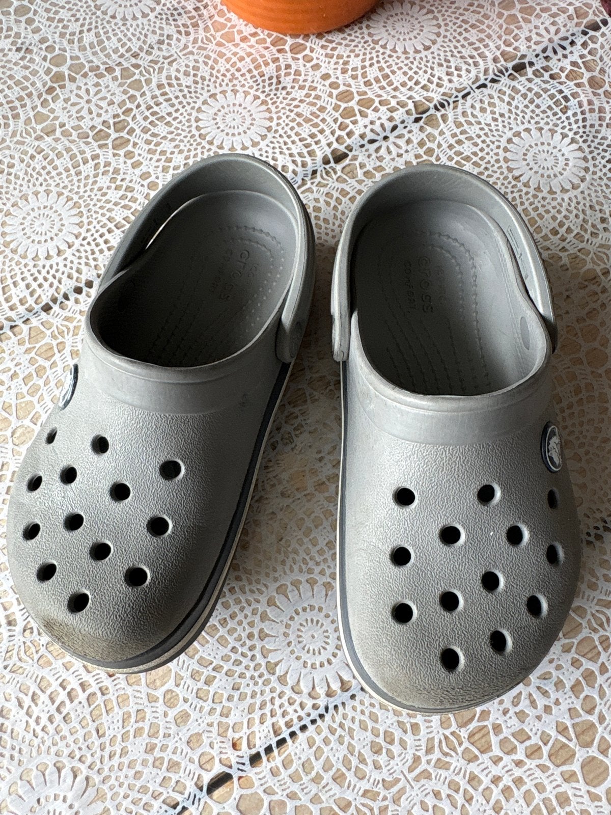 grijze Crocs  C10, Ophalen of Verzenden, Gebruikt, Jongen of Meisje, Overige typen