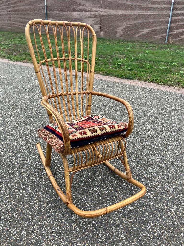 Bamboe vintage schommelstoel, Huis en Inrichting, Stoelen, Ophalen, Gebruikt, Bruin, Riet of Rotan