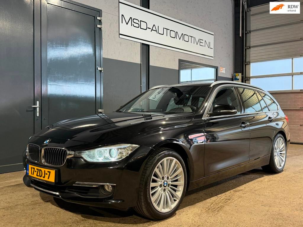 BMW 3-serie Touring 328i Upgrade Edition|Zwarte Hemel|M-stuu, Auto's, Automaat, 4 cilinders, Zwart, 1600 kg