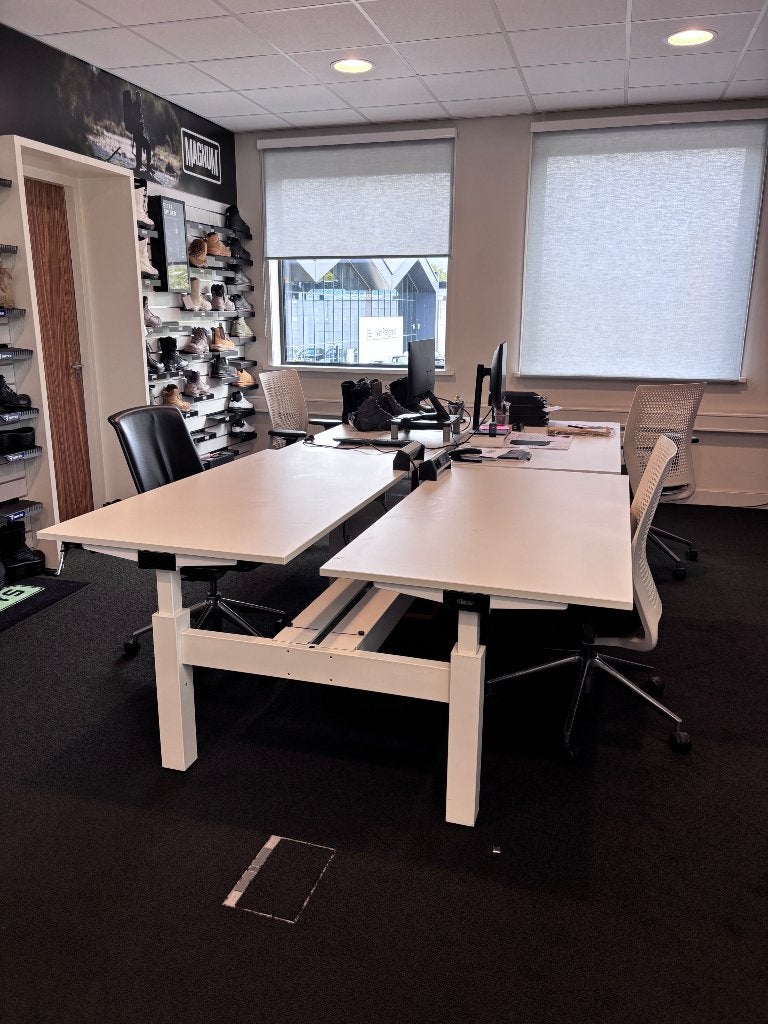 Duobureau, wit, 2 stuks, Gispen, Gebruikt, Spaanplaat of MDF, In hoogte verstelbaar