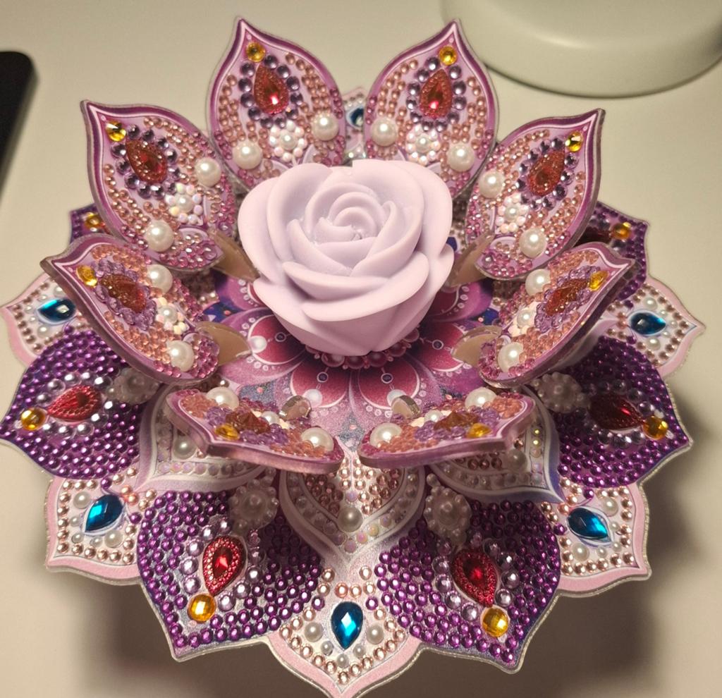 Prachtige handgemaakte Diamond Painting Lotus Bloem, Hobby en Vrije tijd, Knutselen, Handgemaakt, Meerkleurig, Zo goed als nieuw