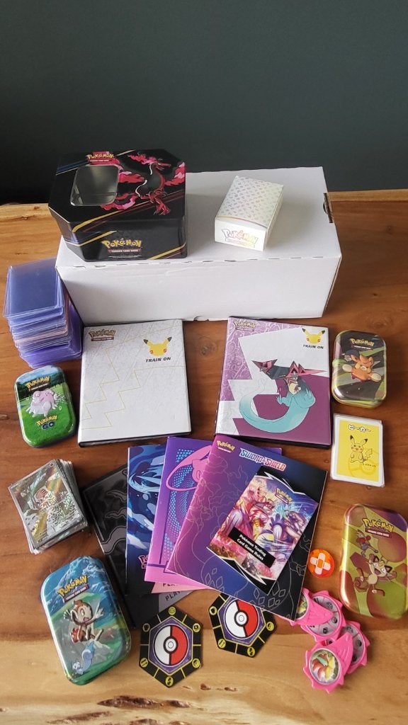 Grote Pokemon collectie, circa 2000 kaarten plus accessoires, Ophalen, Zo goed als nieuw, Meerdere kaarten, Foil